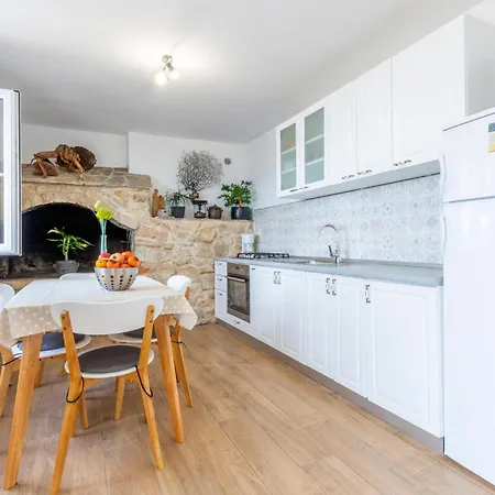 Lovely In With Kitchen Poljica (Hvar)